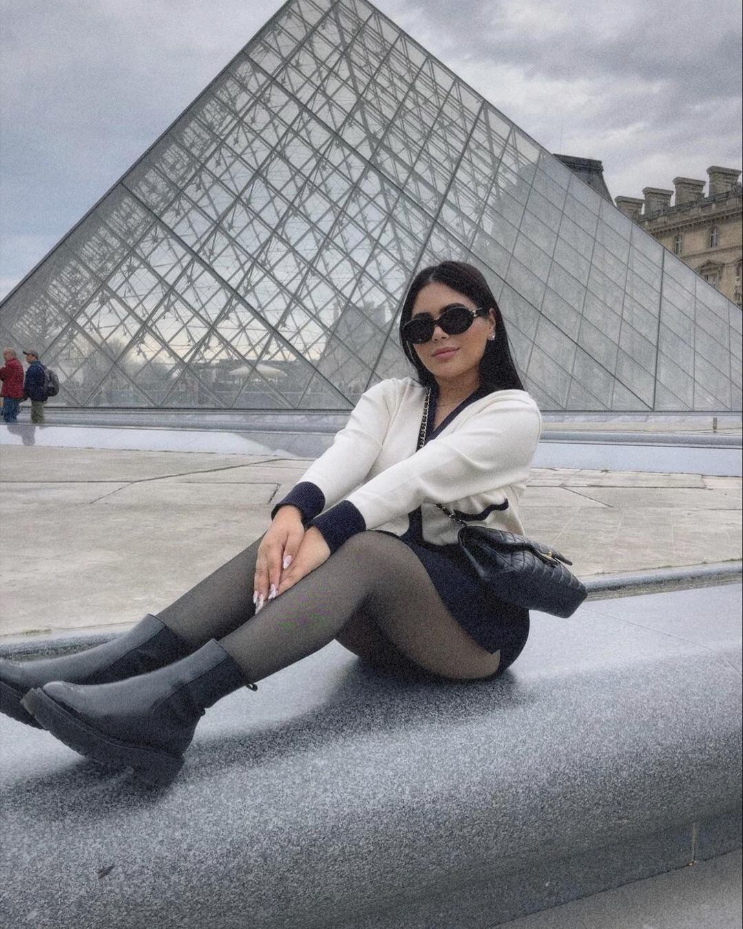 Juliana Figueroa frente al Museo Louvre en París (Foto: Juliana Figueroa / Instagram)