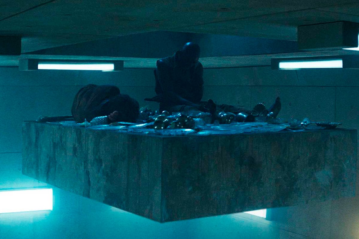 La plataforma va bajando y cada vez hay menos comida para los pisos inferiores de la prisión (Foto: Netflix)