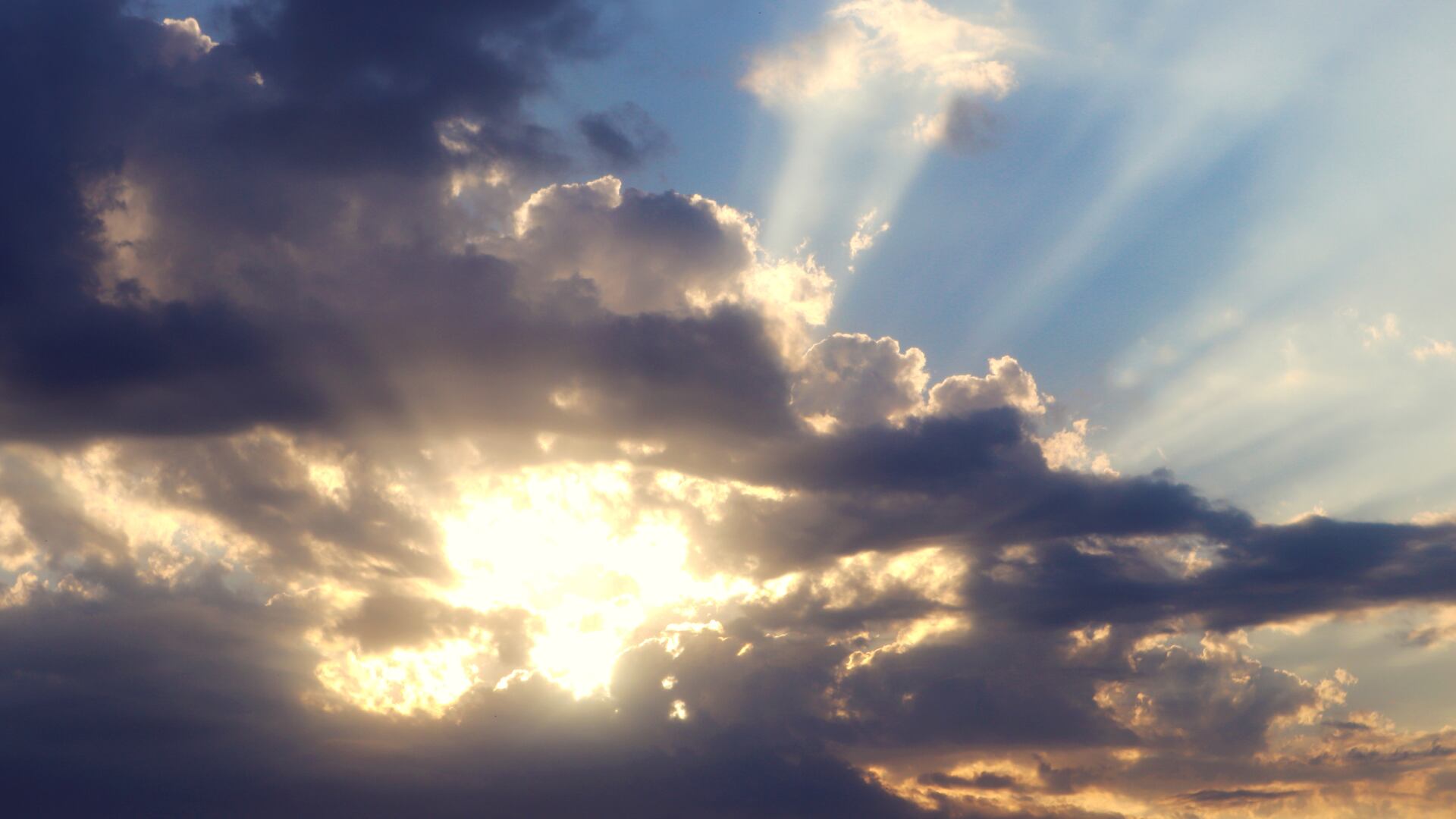 Incluso en los días nublados, los rayos solares con capaces de atravesar las nubes.