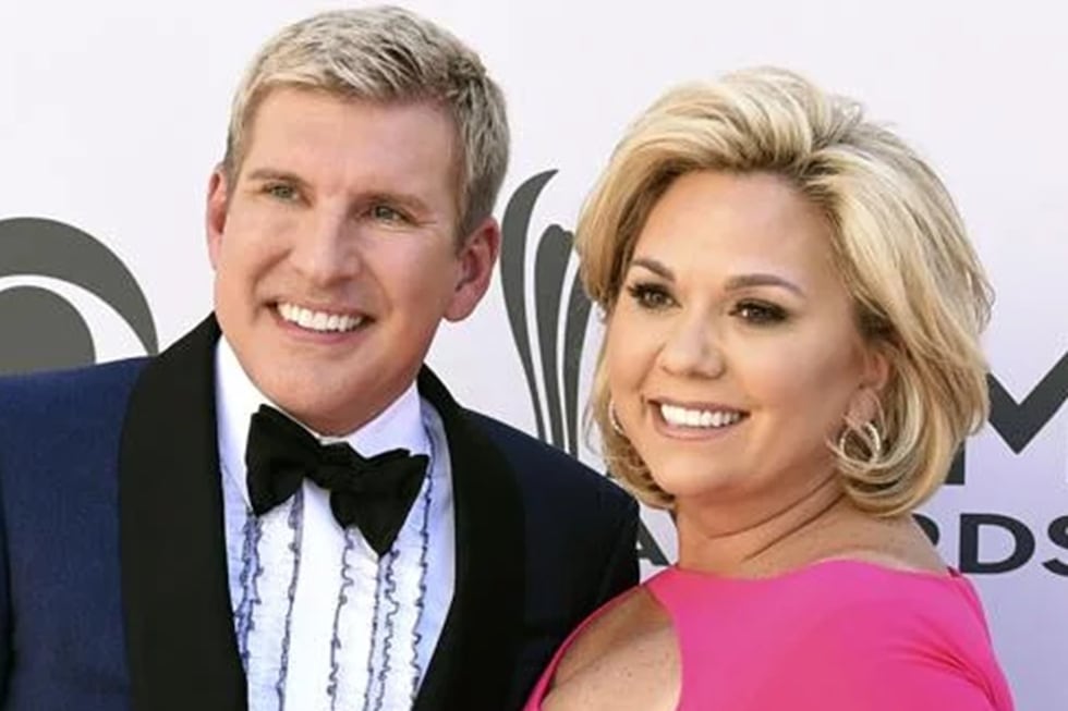 Julie Chrisley y su esposo Todd Chrisley, en la 52ª edición anual de los Premios de la Academia de Música Country, el 2 de abril de 2017, en Las Vegas. (Foto de Jordan Strauss/Invision/AP)