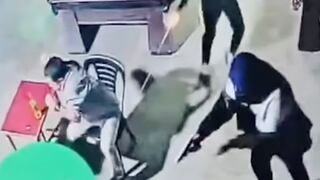 Asesinan a hombre cuando jugaba cartas con sus amigos | VIDEO