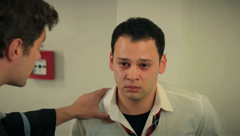 Oğulcan destrozado por la actitud de Harika en la telenovela turca "Hermanos" (Foto: NG Medya)