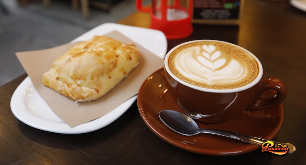 En esta nota encontrarás los datos para disfrutar de un delicioso café en el Centro de Lima. En esta foto, un capuccino y empanada, servidos en Urqu Coffee Shop.