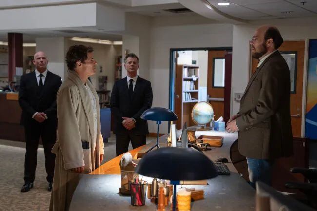 El presidente Bradford cuando conoce a Trent fungiendo como bibliotecario.