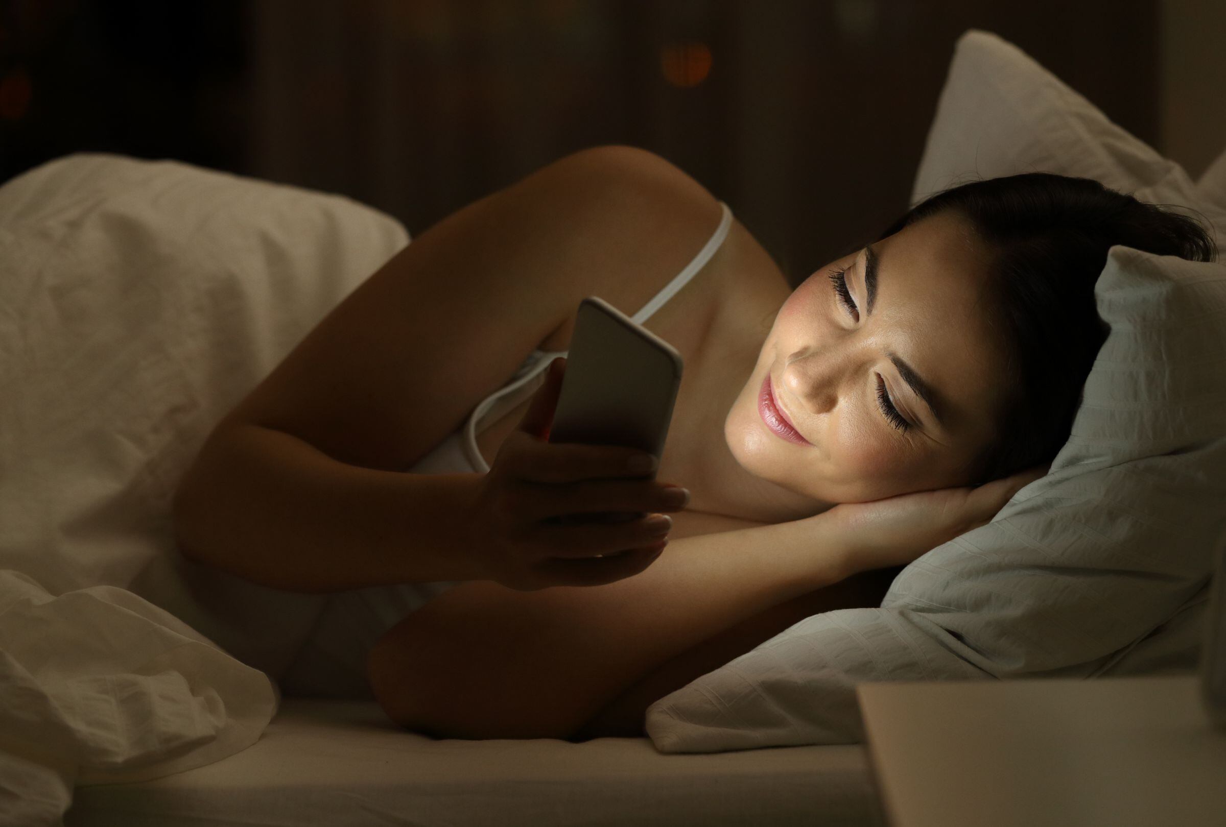 Es usual que las personas se desvelen utilizando el celular, lo que altera el patrón del sueño. (Foto: AntonioGuillem/iStock)