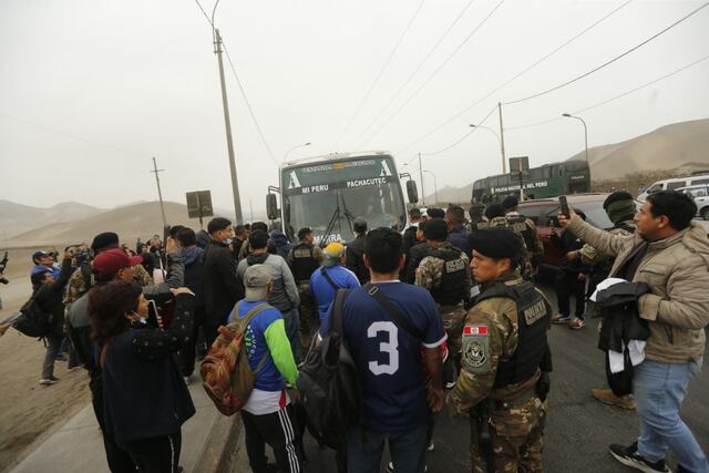 Militares y policías coordinan acciones para restablecer el tránsito, mientras decenas de buses permanecen detenidos en la vía. (Foto: GEC)