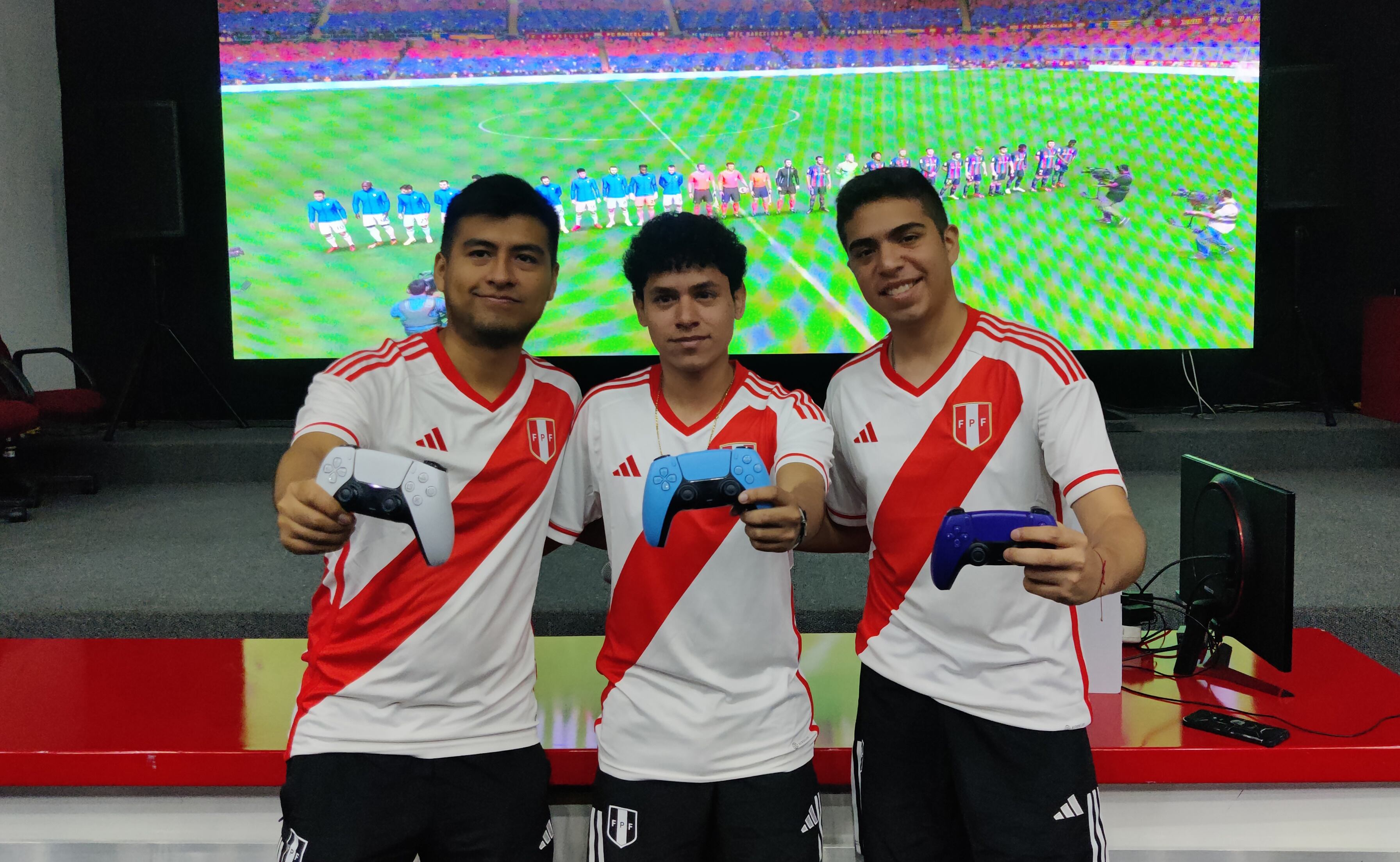 De izquierda a derecha la eSelección: Ian Carrasco, Joseph Sotomayor y Doménico Suárez.