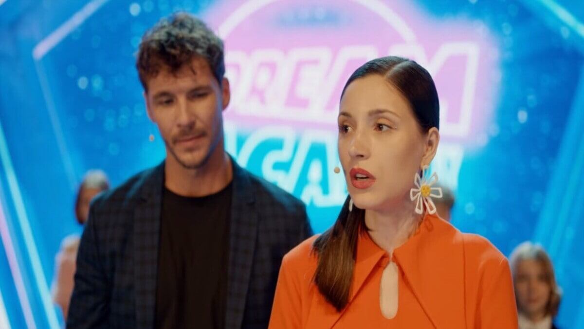 Mónica se queda junto a Enzo hacia el final de la película "Amor al cuadrado otra vez" (Foto: Netflix)