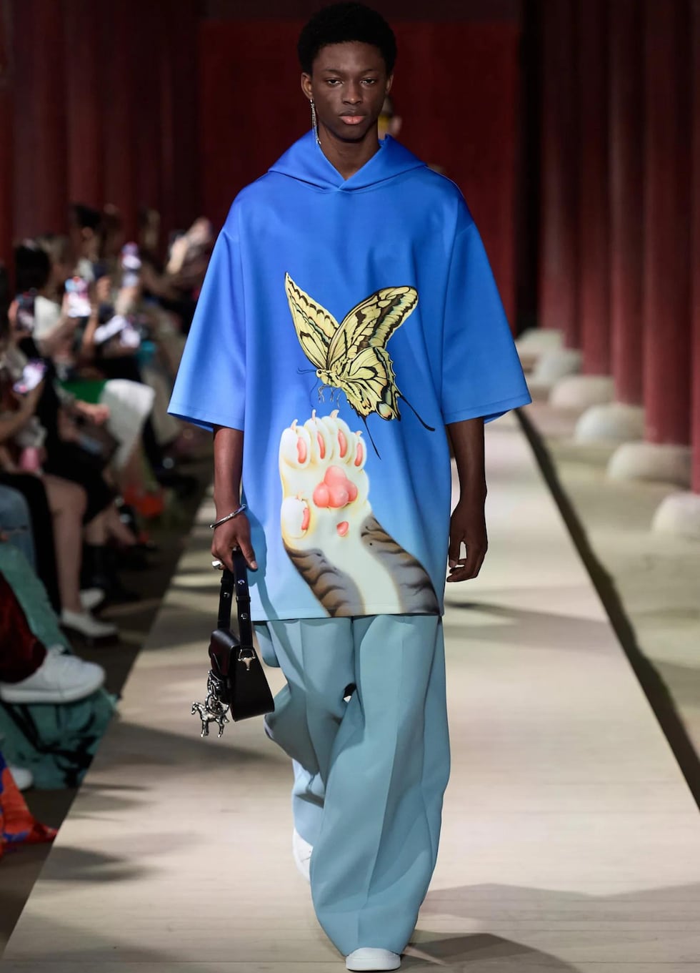 En varias ocasiones, esta casa de modas se ha inspirado en los gatos para crear sus colecciones. Camisetas, faldas, vestidos, chompas, entre una larga lista de prendas que llevan al felino bordado y acompañado de mucho color.
(Foto: Gorunway.com)