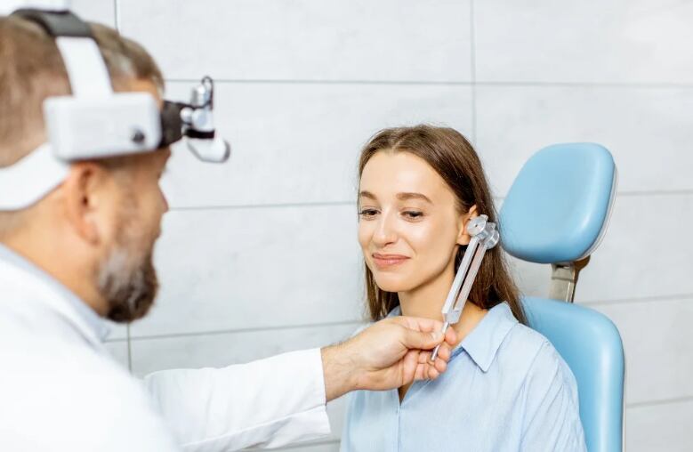 Los miembros de Costco pueden agendar una prueba de audición totalmente gratis (Foto: Freepik)