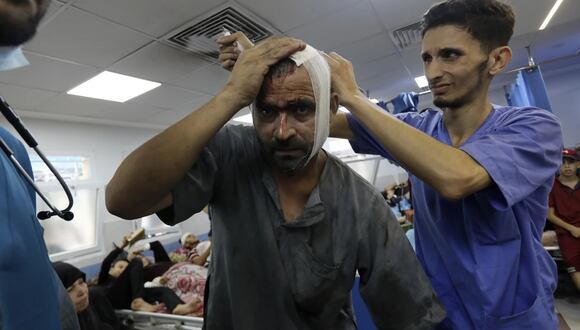 Un palestino herido recibe tratamiento en el hospital de al-Shifa, tras los ataques aéreos israelíes en la ciudad de Gaza, en el centro de la Franja de Gaza, el 5 de noviembre de 2023. (Foto de Abed Khaled / AP)