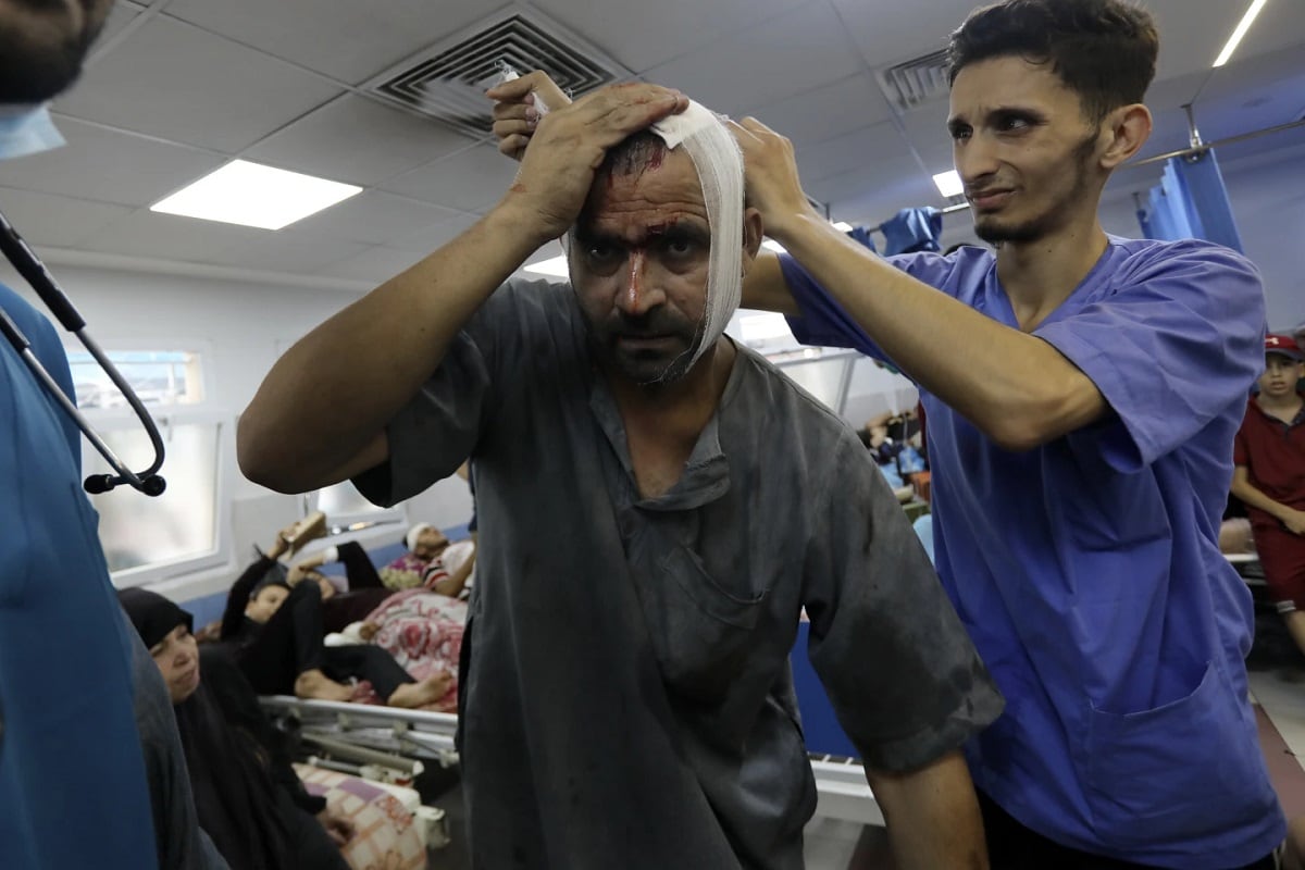 Un palestino herido recibe tratamiento en el hospital de al-Shifa, tras los ataques aéreos israelíes en la ciudad de Gaza, en el centro de la Franja de Gaza, el 5 de noviembre de 2023. (Foto de Abed Khaled / AP)