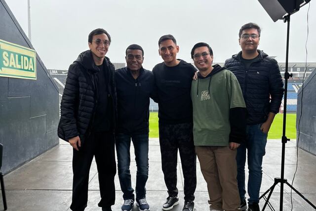 El equipo de grabación junto a Teófilo Cubillas en el Estadio Alejandro Villanueva. (Foto: archivo personal)
