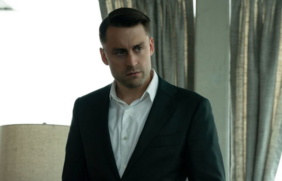 Roman en una escena de Succession.