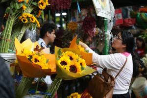 Año Nuevo: ciudadanos recorren el Mercado de Flores Piedra Liza para comprar flores amarillas | FOTOS