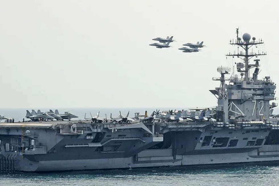 Vista del portaaviones USS Abraham Lincoln, que ek presidente de Estados Unidos, Donald Trump, envió a aguar cercanas a Irán. Foto: EFE/US Navy