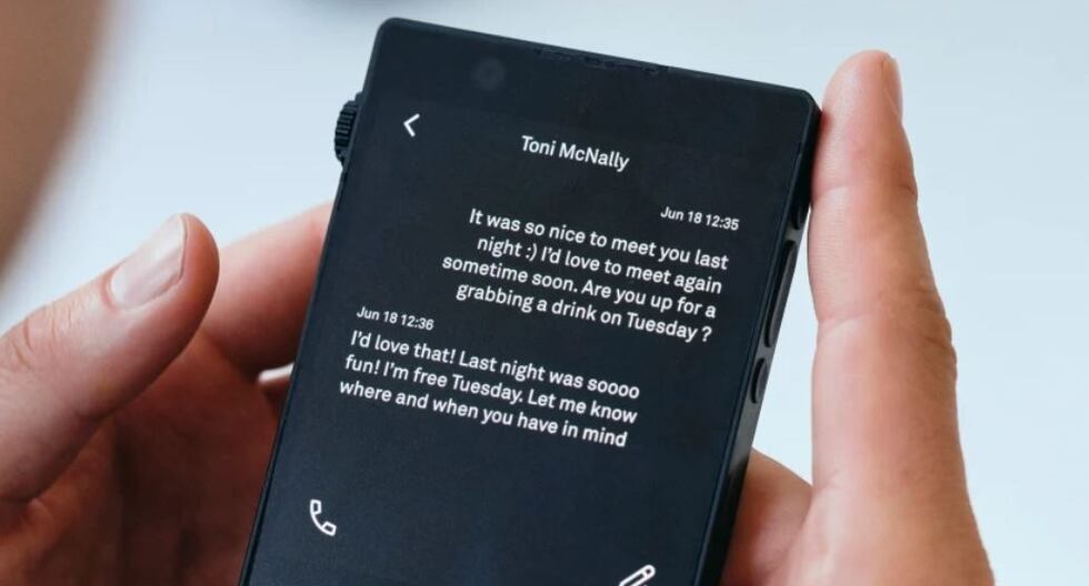 The anti-addiction phone with a manual ‘scroll’ and monochrome screen