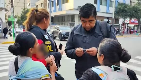 Ocho mujeres fueron intervenidas por presuntamente usar a sus hijos para pedir limosnas a turistas en Miraflores. (Foto: Captura/Panamericana Televisión)