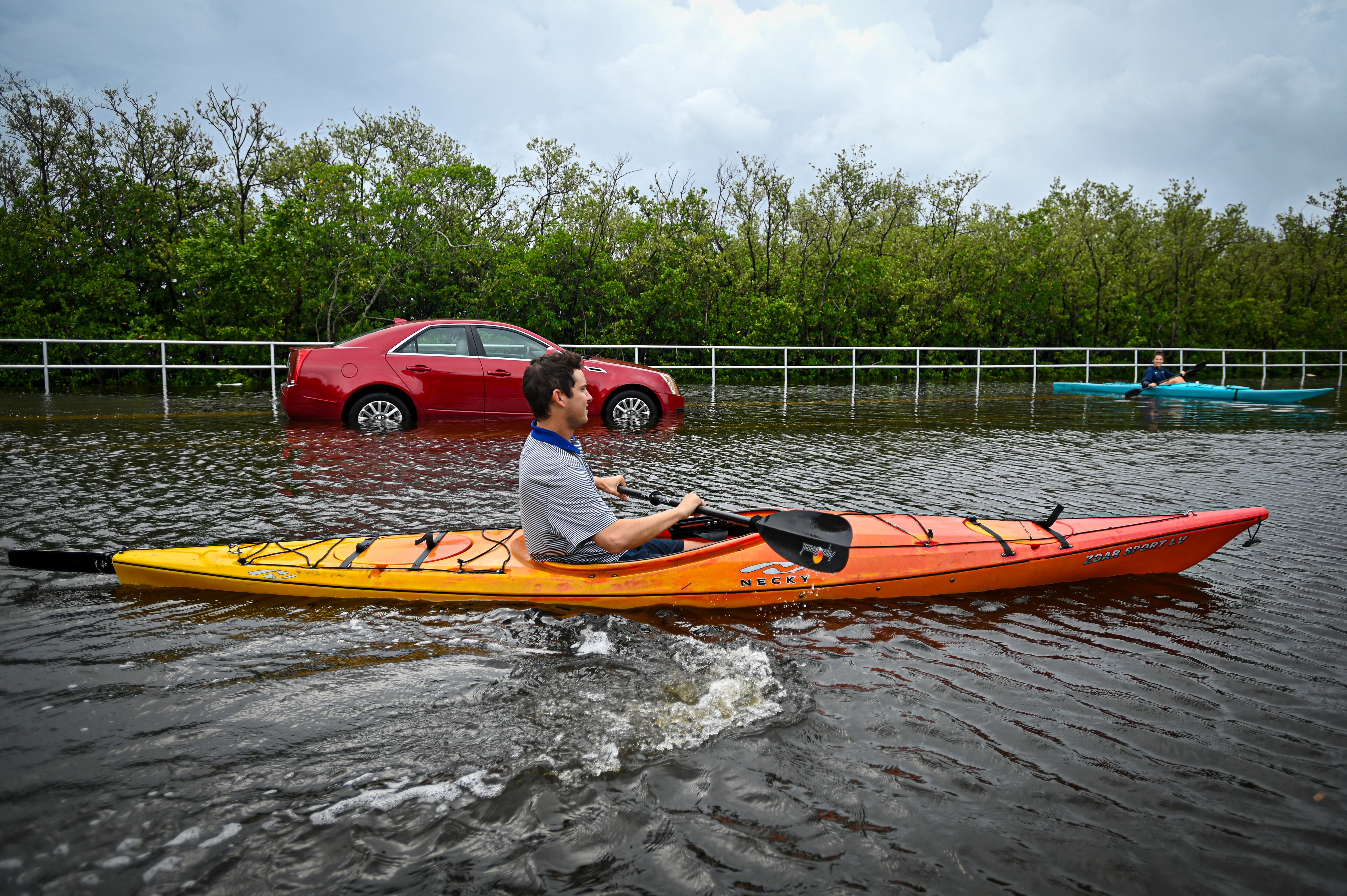 Los residentes utilizan kayaks para viajar por una carretera inundada en Tampa, Florida, el 30 de agosto de 2023, después de que el huracán Idalia tocara tierra. (Foto de Miguel J. Rodríguez Carrillo / AFP)