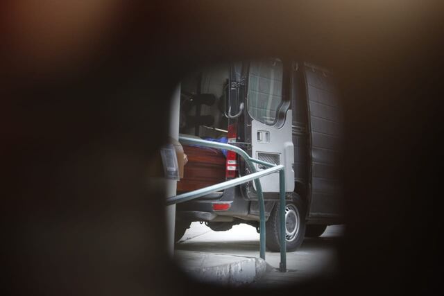 Los restos de Jaime Chincha llegaron a la capilla Virgen de Fátima en Miraflores para el velorio en estricta intimidad. Foto: Violeta Ayasta /@photo.gec