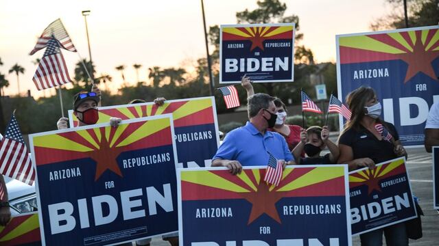 Los republicanos que votaron por Trump en el 2016 ahora pueden darle el triunfo a Biden en la codiciada Arizona