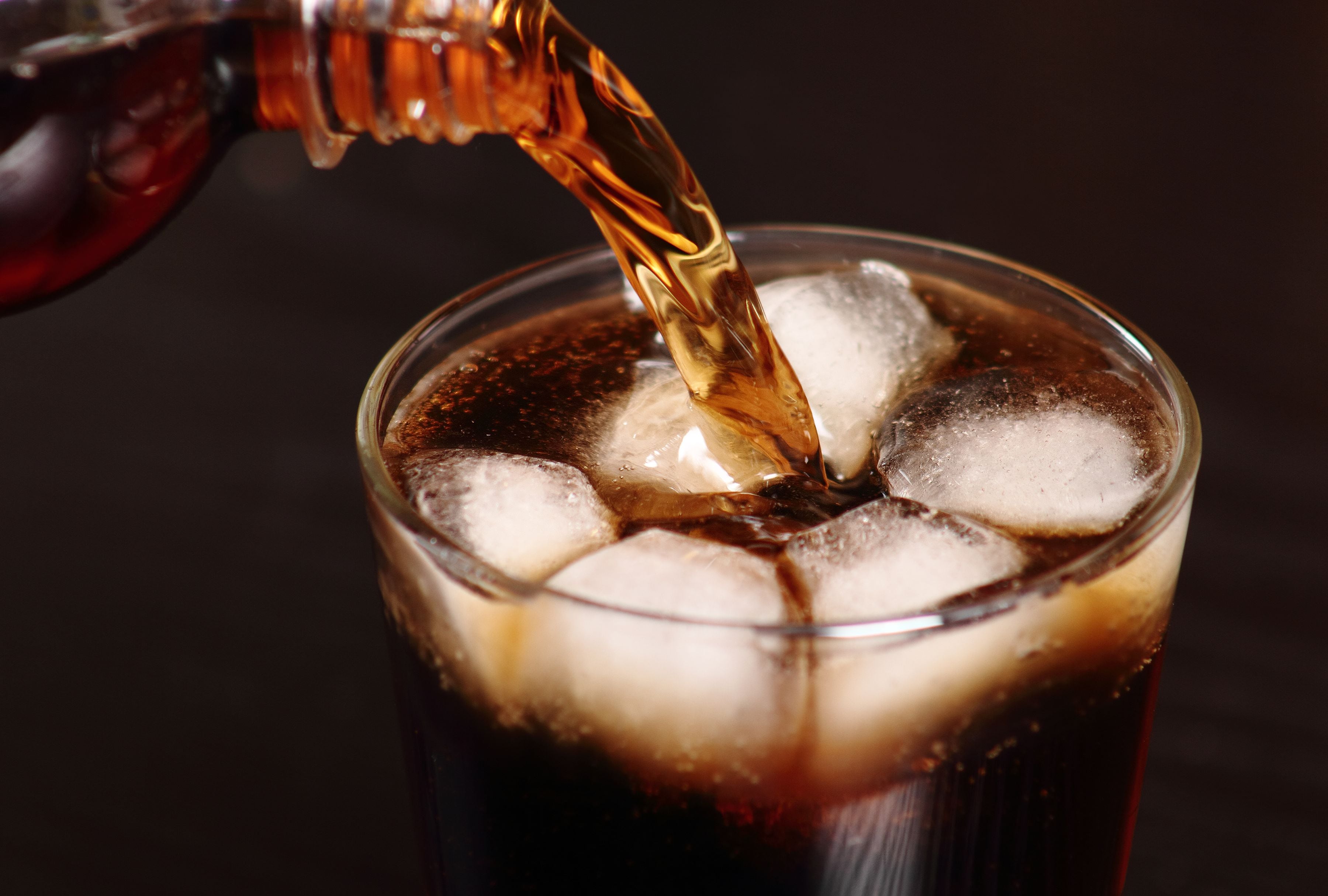 Las bebidas azucaradas no solo aumentan las calorías que consumes, también presentan un alto contenido de sal y grasas saturadas por lo que pueden elevar la presión arterial y afectar tu salud cardiovascular. (Foto: sanapadh/iStock)
