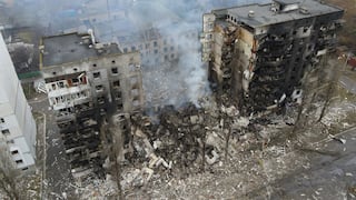 Las impactantes fotos del devastador bombardeo de Rusia contra edificios residenciales cerca de Kiev