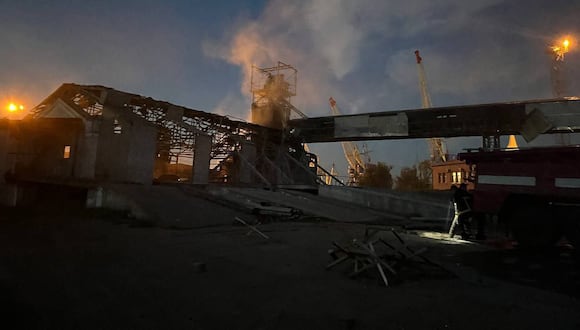 El edificio dañado en un puerto ucraniano en el Danubio después de un ataque nocturno con drones en la región de Odesa, en medio de la invasión rusa de Ucrania. (Foto de Handout / SERVICIO DE EMERGENCIA UCRANIANO / AFP)
