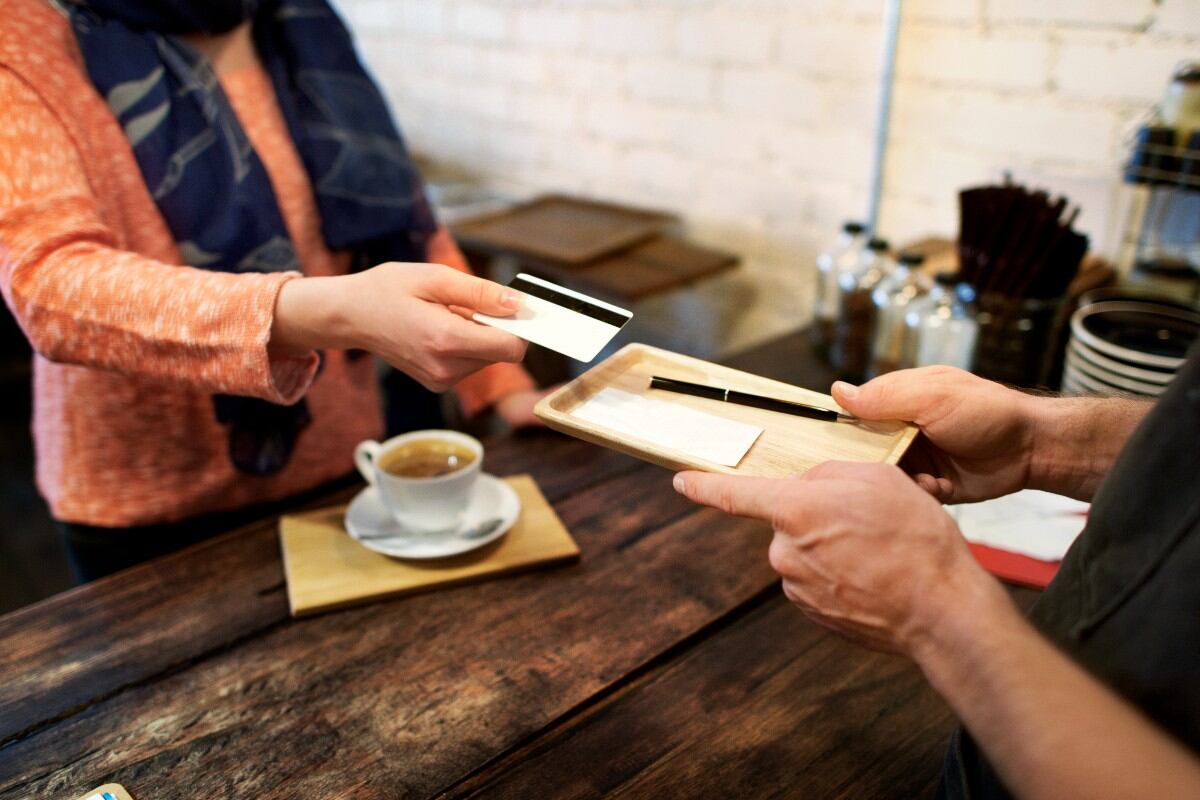 Una mujer de EE. UU. se vuelve viral al mostrar la propina de 2 centavos que dejó en un establecimiento. (Foto referencial: Freepik)