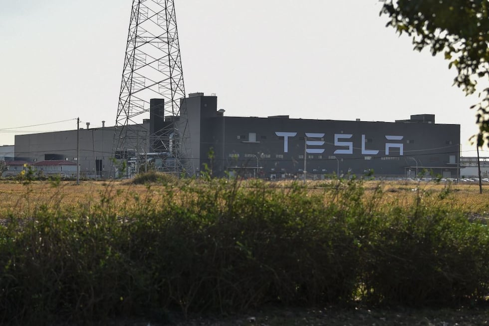 Queda en duda cómo la prohibición de vehículos conectados con partes de China y Rusia afectarán a los carros producidos en la fábrica de Tesla en Shanghái. (Photo by HECTOR RETAMAL / AFP)