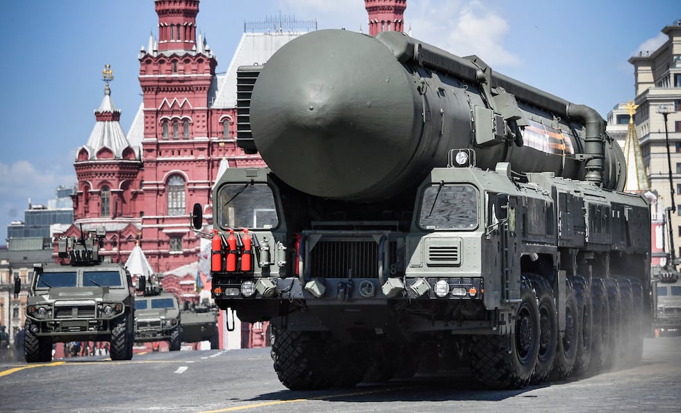 Un sistema de misiles balísticos intercontinentales ruso Yars RS-24 y otros vehículos militares se mueven por la Plaza Roja durante un desfile militar. (Foto de Alexander NEMENOV / AFP).