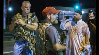 Civiles blancos armados patrullan las calles de Ferguson