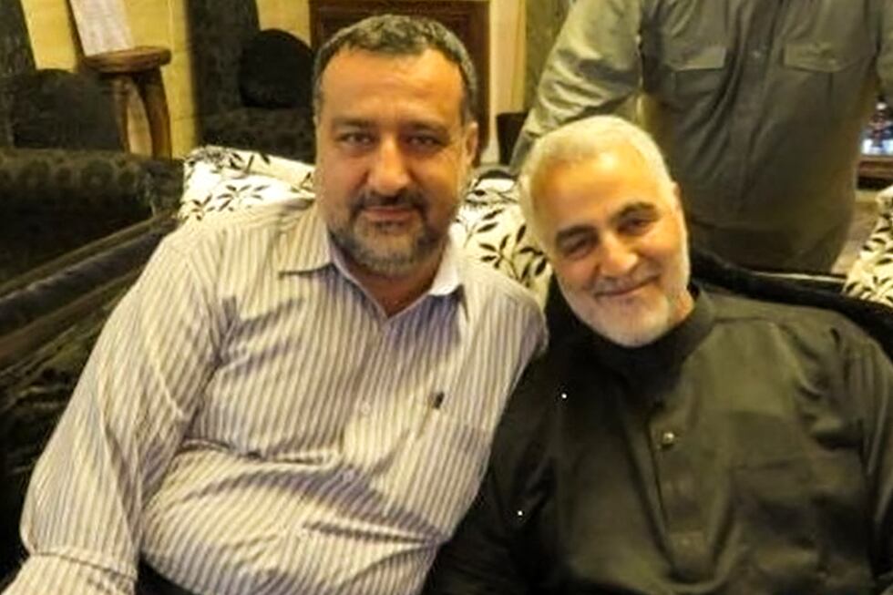 Razi Moussavi junto al asesinado comandante Qasem Soleimani. (AFP).