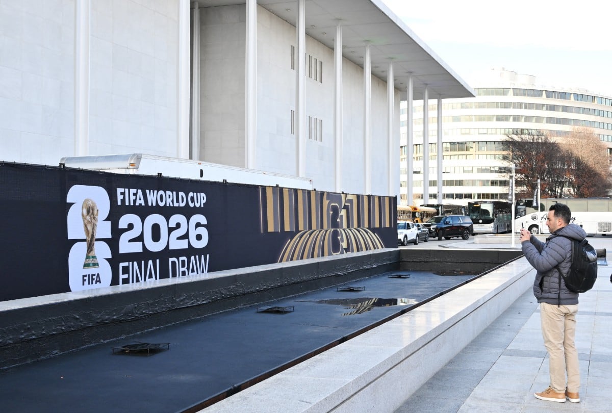 En redes sociales, asistentes compartieron cómo el frío extremo acompañó la primera nevada del año durante el evento mundialista. | Crédito: Crédito MANDEL NGAN / AFP