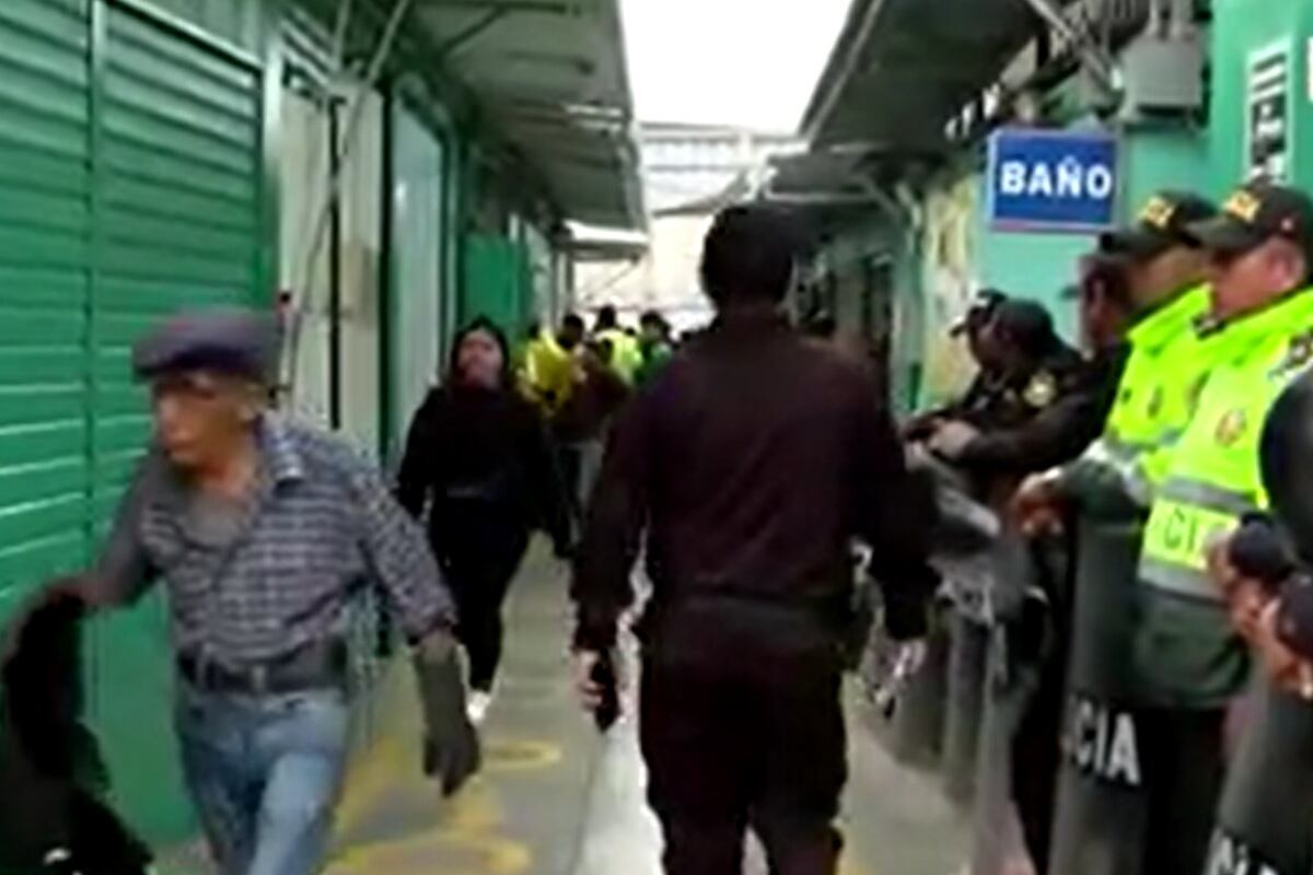 Comerciantes fueron desalojados de un mercado en Surco. (Foto: Captura/América Noticias)