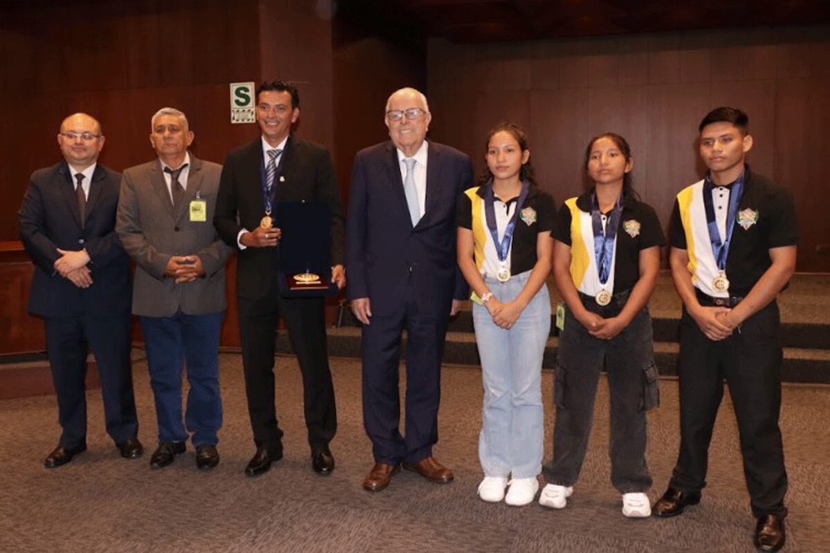 Alumnos y docentes del primer puesto, IE 60113 – Rumococha de Maynas junto al presidente del BCRP, Julio Velarde y el gerente general, Paul Castillo. Foto: BCRP.