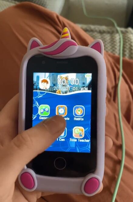 El teléfono no puede llamar ni enviar mensajes de texto, pero sí contiene juegos y canciones integradas. (Foto: @alanisdyblexoxo)