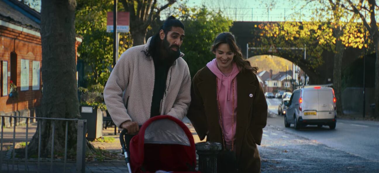 Amar Chadha-Patel como Scott y Haley Bishop como la amiga de Jess en "Flashback" (Foto: Netflix)