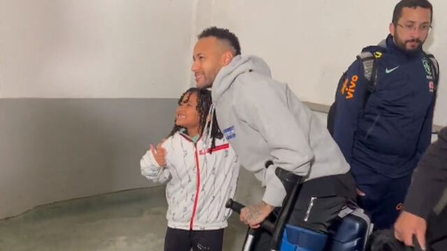 Neymar y su noble gesto en muletas con una niña | VIDEO 