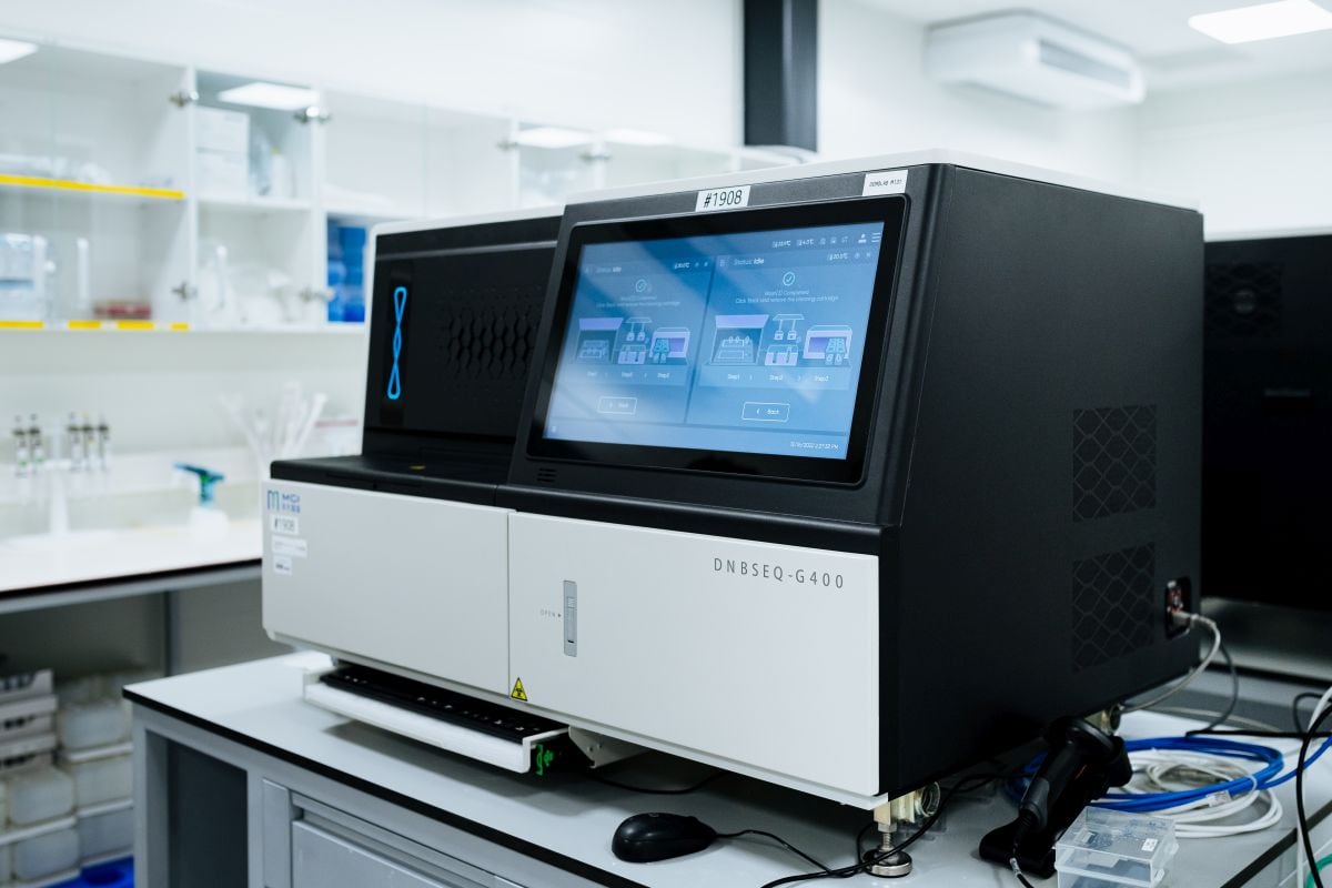 MGI Tech ha proporcionado al laboratorio del Centro de Investigación Genética y Biología Molecular de la USMP con un secuenciador DNBSEQ-G400RS, un sistema automatizado de preparación de bibliotecas MGISP-100 y un acelerador bioinformático MEGABOLT.