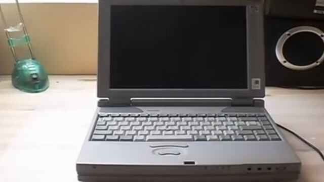 Subastan laptop usada para enviar primer email de un presidente