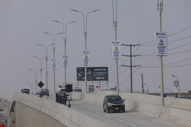 Vehículos transitan por el carril central del bypass, el cual cuenta con señalética vertical que fija el límite de velocidad máxima en 50 km/h, además de elementos de seguridad vial en los bordes de la estructura. Foto: Antonio Melgarejo / @photo.gec