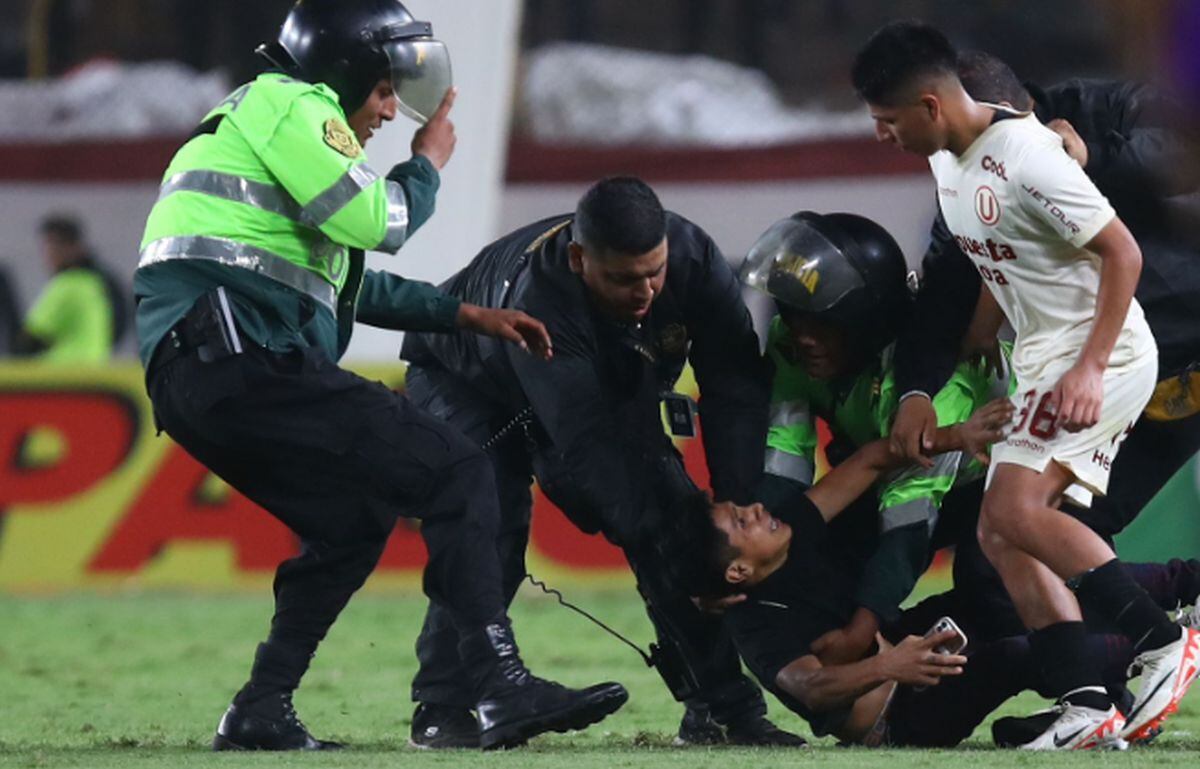 Policías entraron a la cancha para contener a un hincha que ingresó para acercarse a Piero Quispe | Foto: Leonardo Fernández / @photo.gec