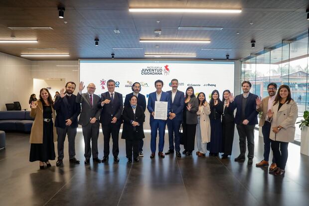 Foto de izquierda a derecha: Rafael Arias Valverde, director de proyectos de Capitalismo Consciente Perú; Percy Medina, jefe de Misión para Perú de IDEA Internacional; Juan Bernardo Pachas Serrano; jefe nacional encargado de la ONPE; Virginia Cachay Espino, jefa nacional encargada del Reniec; José Luis Gamboa Otero, CEO y cofundador de Excuela; Gonzalo Galdos, presidente de IPAE; Juan Manuel Ostoja, vicepresidente de IPAE y presidente del Comité Estratégico de Jóvenes Líderes; Mónica Muñoz-Nájar, subdirectora ejecutiva de REDES; Madison Montenegro, project manager senior de Patria C; Vivian Coral, jefa de Desarrollo Territorial de Perú Sostenible; Claudia Nakashima, gerente de Medios Informativos de RPP; Juan Aurelio Arévalo, director de El Comercio; Alvaro Henzler, presidente de la Asociación Civil Transparencia; y Verónica Sifuentes, gerente general de Es Hoy.