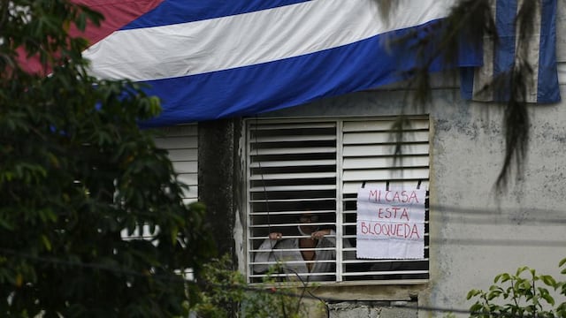 Opositor cubano Yunior García está sitiado en su casa, mientras Díaz-Canel acude a mitin con partidarios 
