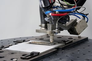 Un sistema DED-WAAM (fabricación aditiva por arco de alambre con deposición de energía dirigida) fabrica un componente metálico depositando material capa por capa