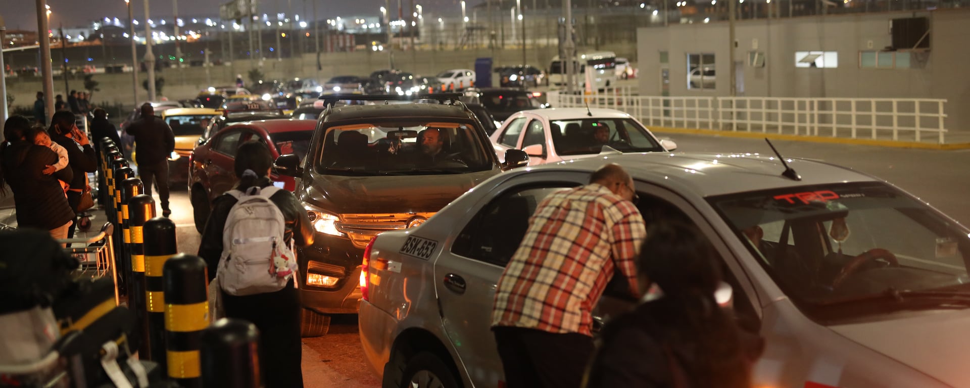 La ‘vía libre’ inexistente en el nuevo aeropuerto: el carril del Jorge Chávez que parece una avenida en hora punta