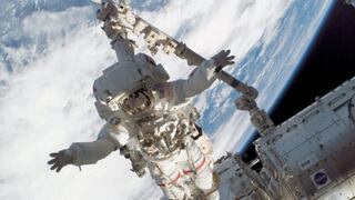 Cosmonautas rusos iniciaron caminata espacial de más 6 horas