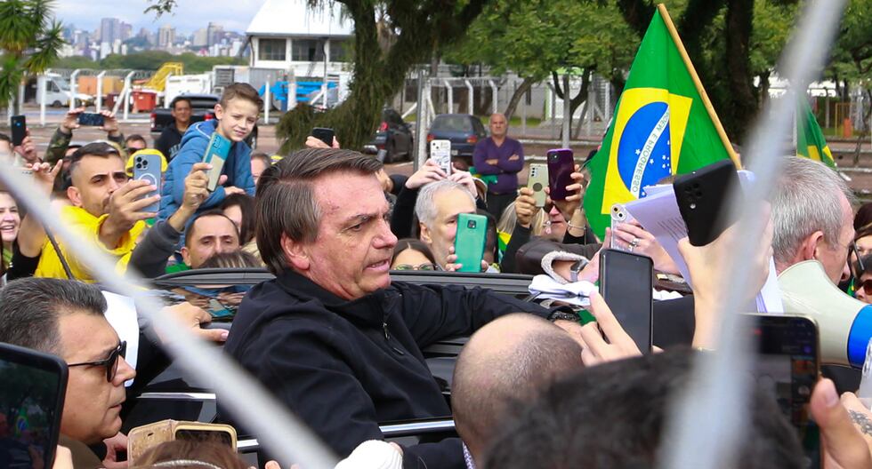 El expresidente brasileño, Jair Bolsonaro, saluda a sus partidarios en su trayecto al aeropuerto Salgado Filho tras cumplir con su agenda política en Porto Alegre, Brasil, el jueves 22 de junio. (Foto: AFP)