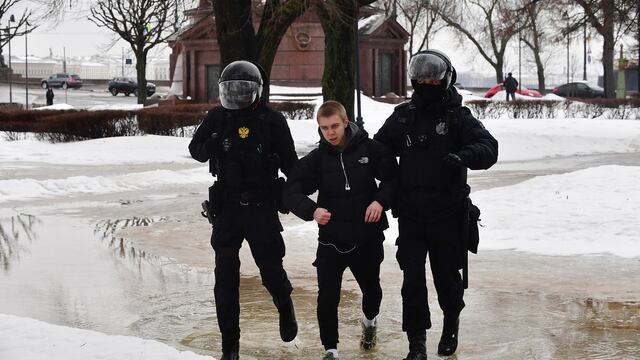Más de 400 detenidos en Rusia al intentar rendir tributo al fallecido opositor Navalny